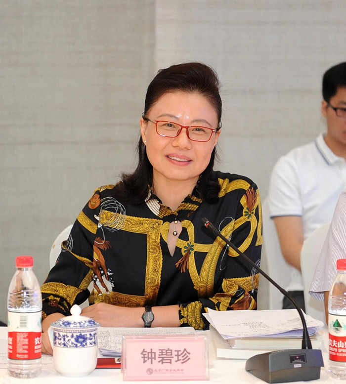 梧州市委常委、統(tǒng)戰(zhàn)部部長鐘碧珍發(fā)言